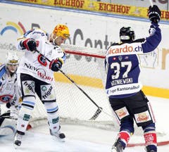 Andy Wozniewski jubelt über ein EVZ-Tor. (Bild: Keystone/Urs Flüeler)