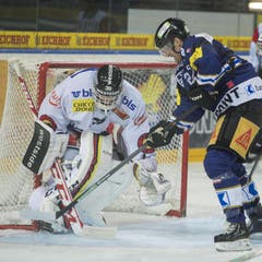 Alessandro Chiesa vom EV Zug, rechts, gegen SCB-Goalie Marco Bührer. (Bild: Keystone)