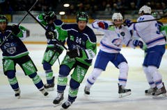 Andrew Hutchinson (Mitte) und Rob Schremp vom EV Zug gegen Mark Bastl vom ZSC. (Bild: Keystone)