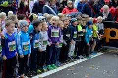Die kleinen Sportlerinnen und Sportler wetteifern um den Sieg. Bilder von vielleicht ersten Wettkampffieber des Lebens. (Bild: Dominik Wunderli/LZ)