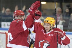 Olivier Setzinger (links) und Juha Pekka Hytonen (rechts) feiern das erste Tor. (Bild: Keystone / Maxime Schmid)