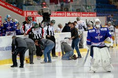 Die Ice-Crew repariert das von der defekten Eisreinigungsmaschine beschaedigte Eis vor dem letzen Drittel waehrend dem Eishockey-Meisterschaftsspiel der National League A zwischen den Kloten Flyers und dem EV Zug am Freitag, 31. Oktober 2014, in der Kolping Arena in Kloten. (KEYSTONE/Patrick B. Kraemer) (Bild: PATRICK B. KRAEMER)