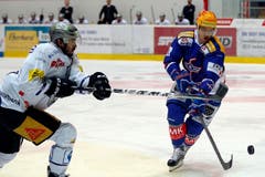 Kloten Flyers Stuermer Matthias Bieber, rechts, gegen EV Zug Verteidiger Tim Ramholt waehrend dem Eishockey-Meisterschaftsspiel der National League A zwischen den Kloten Flyers und dem EV Zug am Freitag, 31. Oktober 2014, in der Kolping Arena in Kloten. (PHOTOPRESS/Patrick B. Kraemer) (Bild: PATRICK B. KRAEMER)