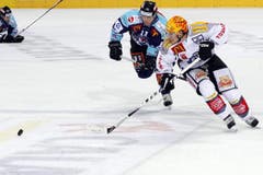 Damien Brunner (vorne) verfolgt von Andreas Camenzind. (Bild: Keystone)