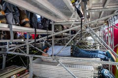 So kann man die Mittagspause auch verbringen: Ein Zuschauer schläft unter einer Tribüne. (Bild: Philipp Schmidli)