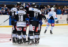 Die Zürcher Spieler bejubeln einen Treffer. (Bild: Keystone)