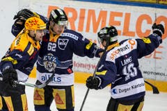Die Zuger Pierre-Marc Bouchard, links, Jarkko Immonen, Mitte, und Dominic Lammer, rechts, jubeln nach einem Tor. (Bild: Keystone/ Alexandra Wey)