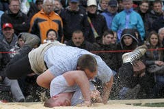 Sven Schurtenberger, oben, gewinnt den Schlussgang gegen Ueli Banz, unten. (Bild: Keystone)