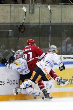 Die Zuger Santeri Alatalo (links) und Nolan Diem (rechts) hebeln den Lausanner Spieler Thomas Deruns aus. (Bild: Keystone)
