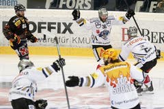 Jubel bei den EVZ-Spielern Casutt, Furrer, Holden und Suri (von links) nach dem 1:0. (Bild: Keystone)