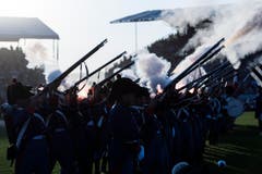 Grosse Töne: Die Garde feuert eine Salve ab. (Bild: Keystone / Peter Schnneider)