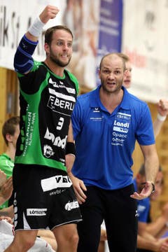Daniel Fellmann (links) jubelt nach einem Tor, rechts Trainer Heiko Grimm. (Bild: Philipp Schmidli)