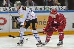 Der Zuger Simon Lüthi (links) kämpft um den Puck gegen Nicklas Danielsson vom HC Lausanne. (Bild: Keystone / Jean-Christophe Bott)