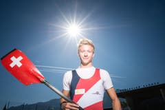 Rudern: Joel Schürch aus Schenkon. Was liegt drin in Rio? Joel Schürch ist erst 21-jährig. Soeben hat er seine KV-Ausbildung an der Talents School der Frei’s Schulen erfolgreich abgeschlossen. Nun wartet auf ihn schon bereits ein richtiges Abenteuer. Als Ersatzmann des medaillenverdächtigen Leichtgewichtvierers darf der Schenkoner nach Rio fliegen, zusammen mit seinem älteren Bruder Simon, der im Boot gesetzt ist. Das ist nicht selbstverständlich, hätten auch erfahrenere Ruderer als Ersatz selektioniert werden können. Doch Joel Schürch hat sich im internen Ausscheidungsverfahren durchgesetzt. Er ist ein Versprechen für die Zukunft. Qualifiziert er sich in vier Jahren für die Olympischen Spiele in Tokio, dürfte er von den Erfahrungen seiner diesjährigen Reise profitieren. (Bild: Roger Grütter)
