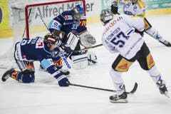 Lakers Torhüter David Äbischer (Mitte) hält Schnyders Schuss. (Bild: Keystone)