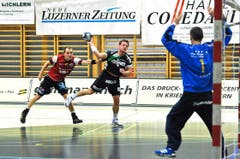 Pascal Willisch, mit 10 Treffern der beste Krienser, wird zurückgehalten. (Bild: Remo Nägeli / Neue LZ)