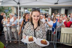 Weltrekordversuch, mit dem Ziel eines Eintrags im Guinessbuch der Rekorde: In Altstätten wird das längste Cordon bleu gemacht (Bild: Urs Bucher)