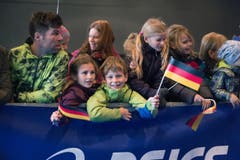 Diese kleinen Fans feuern die Läufer an. (Bild: Pius Amrein (LZ))
