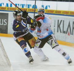 Andrew Hutchinson (links) vom EV Zug gegen Tristan Vauclair von Gottéron. (Bild: Keystone)