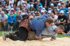 Der Innerschweizer Joel Wicki, oben, drückt seinen Verbandskollegen Adrian Steinauer ins Sägemehl. (Bild: kEYSTONE / ALESSANDRO DELLA VALLE)