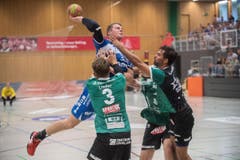 Der Krienser Peter Schramm wird von den Thunern Luca Linder (links) und Lukas von Deschwanden gestoppt. (Bild: Boris Bürgisser / Neue LZ)