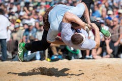 Matthias Sempach, links, schwingt gegen Christian Schuler. (Bild: Keystone)