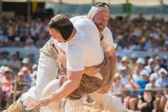 Benji von Ah (rechts) kann im 3. Gang gegen Martin Zimmermann punkten. (Bild: Keystone/Urs Flüeler)