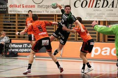 Der Krienser Tobias Baumgartner (mitte) gegen die Schaffhauser Julius Emrich (links) und Nik Tominec. (Bild: Roger Zbinden / Neue LZ)