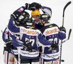 Die Zuger Andreas Furrer, Josh Holden, Fabian Schnyder, Damien Brunner und Samuel Erni (von links) jubeln nach dem 2:0. (Bild: Keystone)