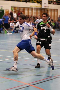 Silvan Häfliger vom HC Malters beim Abschlussversuch. Benjamin Steiger kommt zu spät. (Bild: Roger Zbinden/Neue LZ)