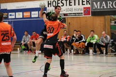 Benjamin Steiger (hinten) gegen Rares Jurca. (Bild: Roger Zbinden / Neue LZ)