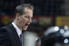 Berns Trainer Antti Toermaenen gibt Anweisungen.