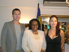 Das Paar posiert mit der namibischen First Lady Penehupifo Pohamba. (Bild: Keystone)