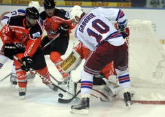 Die Zuger Andy Wozniewski, Alessandro Chiesa und Jussi Markkanen (von links) hindern Marian Gaborik am Torabschluss. (Bild: Keystone)