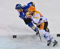 Der Davoser Marc Wieser (links) gegen den Zuger Pierre-Marc Bouchard. (Bild: Keystone)