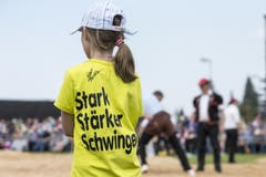 Ein Mädchen verfolgt das Schwinget und zeigt mit ihrem T-Shirt, wie sie den Schwingsport findet. (Bild: Keystone / Alexandra Wey)