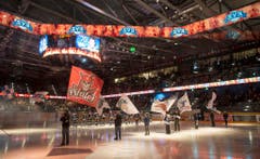 Einlauf der beiden Teams, erstmals mit den neuen LED-Banden im Stadion. (Bild: Keystone)