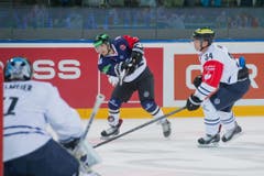Zugs Lino Martschini (links) gegen Benedikt Kohl (Bild: Dominik Wunderli / Neue LZ)