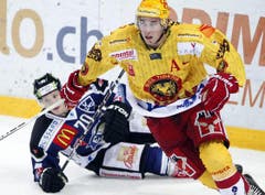 Zugs Yannick Blaser stürzt, während Langnaus Simon Moser davon zieht. (Bild: Keystone)