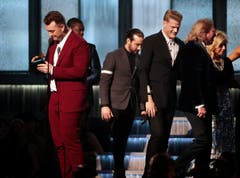 Sam Smith mit dem Grammy für Best New Artist. (Bild: Keystone)