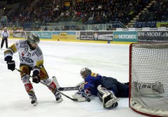 Der Zuger Stürmer Josh Holden scheitert mit seinem Penalty an Kloten Flyers Goalie Ronnie Rüeger.