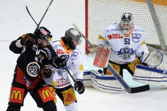 Luganos Raffaele Sannitz und Zugs Dominik Schlumpf vor Goali Tobias Stephan. (Bild: Keystone Samuel Golay)