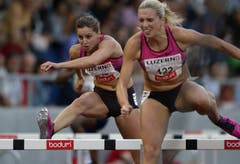 Die Schweizerin Clelia Reuse (links) und Cindy Roleder aus Deutschland beim 100m Hürdenrennen. (Bild: Keystone)