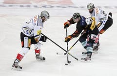 Die Zuger Alessandro Chiesa (links) und Andy Woznievski gegen Berns Joel Vermin. (Bild: Keystone)