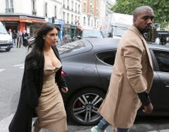 Das Ehepaar Kardashian/West bei seiner Ankunft bei einem Luxusshop in Paris. (Bild: Keystone)