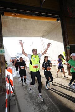 Der Lauf durch den Tunnel der Zentralbahn ist offensichtlich ein Highlight der fünften Austragung des Lucerne Marathons. (Bild: Eveline Beerkicher/Neue LZ)