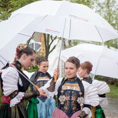 Die Ehrendamen trotzen dem Regenwetter (Bild: Urs Flüeler / Keystone)
