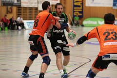 Kein Durchkommen von Boris Stankovic (mitte) gegen Prieto Carlos (links) und Ivan Ursic. (Bild: Roger Zbinden / Neue LZ)