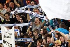 DIe EVZ-Fans machen Stimmung beim Heimspiel in der Bosshart Arena. (Bild: Philipp Schmidli / Neue LZ)