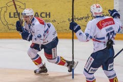 Die Zürcher feiern mit Chris Baltisberger (links) das 1:1. (Bild: Urs Flueeler / Keystone (Zug, 20. März 2018))